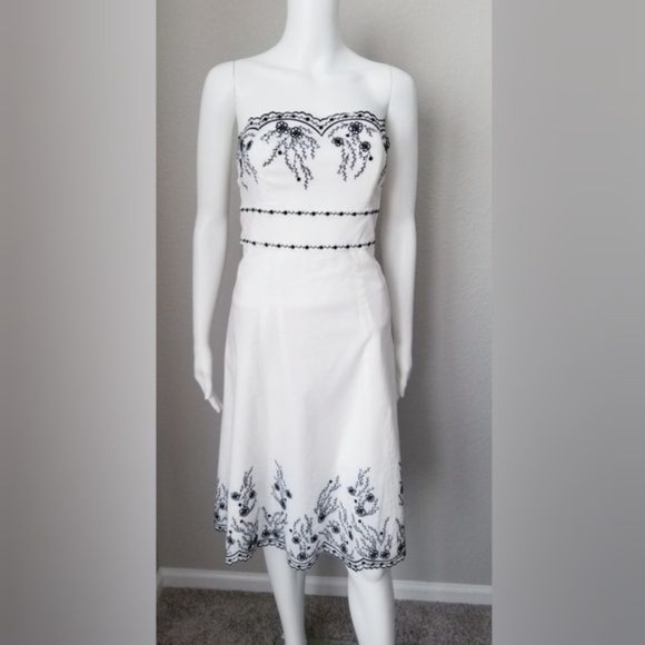 White House Black Market Dresses & Skirts - White House Black Market Embroidered Dress